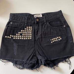 Jeans shorts från Gina Tricot med nitar i stl 36. I fint skick!