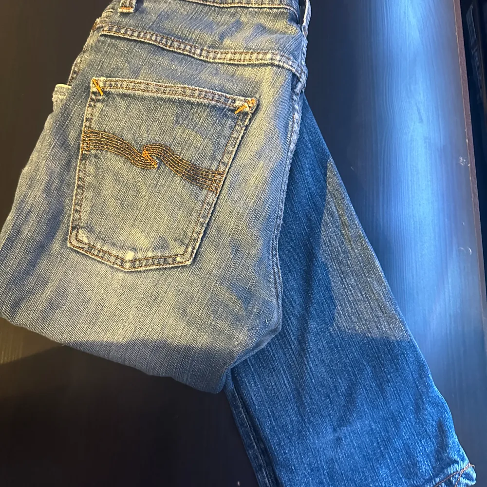 Säljer dessa skit feta nudie jeans, dom är lagade. Jävligt snygg med slitningar. Färgen är helt sjukt snyggt. Jag skulle vilja behålla dom själv, men dom passar tyvärr inte mig. . Jeans & Byxor.