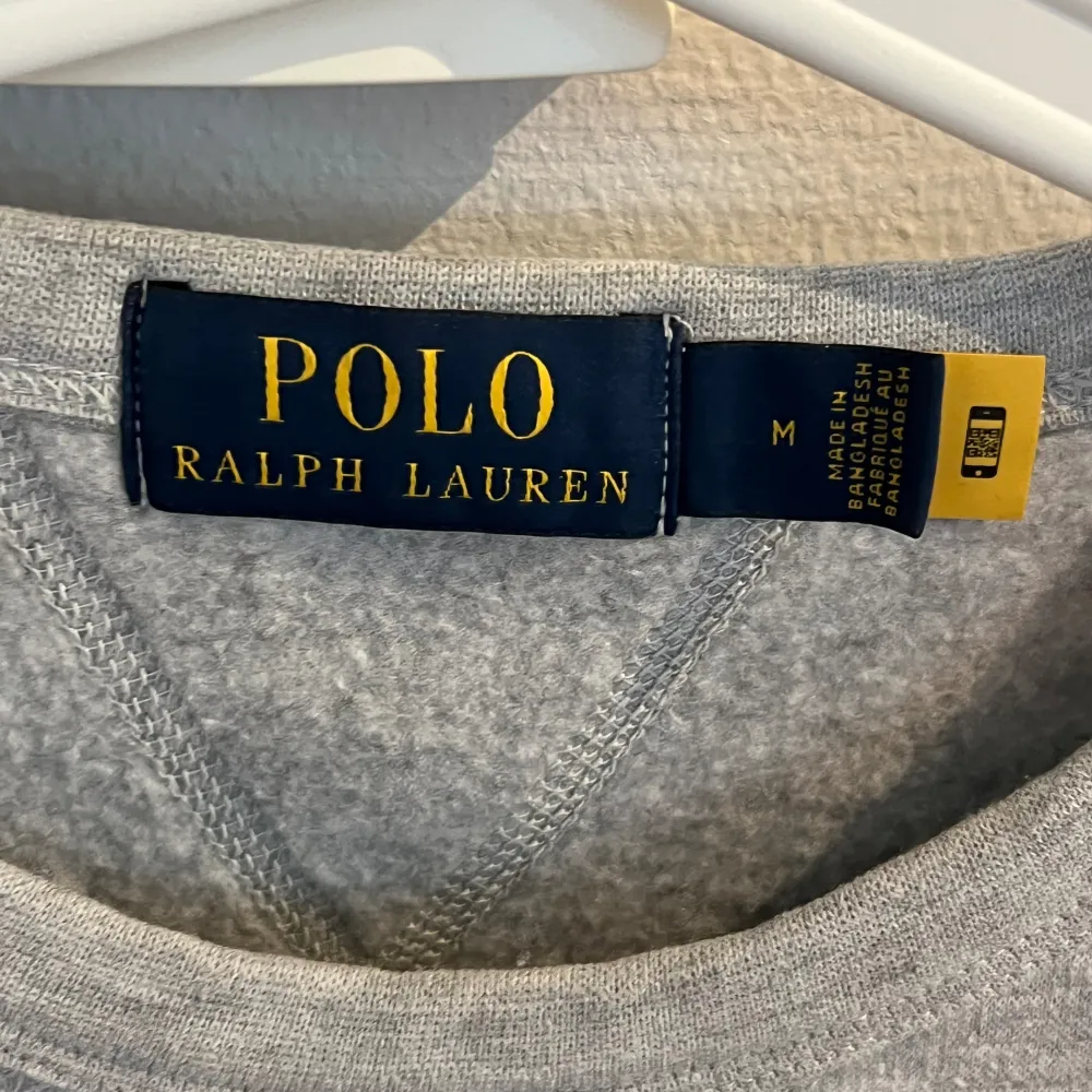 Säljer denna gråa ralph lauren tröjan som är köpt på zalando för ca 6 månader sen. Säljs pga att den är lite för stor för mig. Helt ny, Endast prövad. Condition 10/10. Strl M men passar även L. Hör av er om ni har några funderingar!. Tröjor & Koftor.
