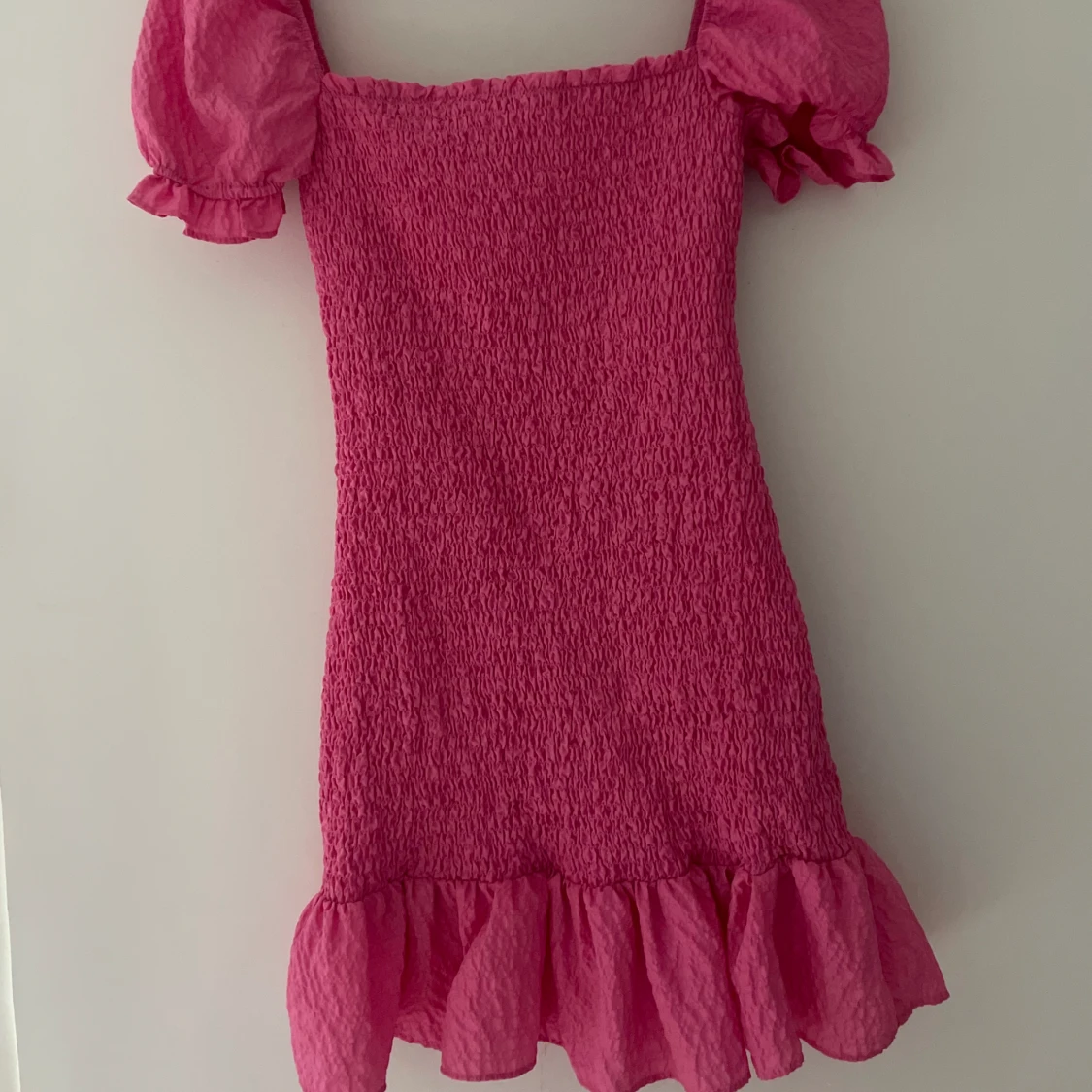 Rosa sommarklänning med volang