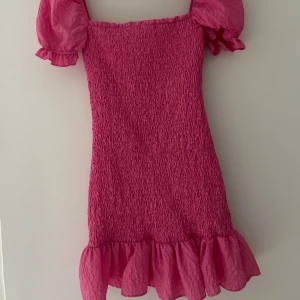 Rosa sommarklänning med volang  - Sommarklänning/festklänning med volang och puffärm Stretchigt material  Använd få gånger  Från zara