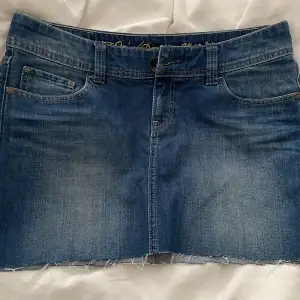 Blå low waist kort jeanskjol. Den passar tyvärr inte mig. Storlek w 28