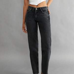 Säljer dessa jeans från Gina Tricot då dem inte kommer till användning, inga defekter. Skriv privat för egna bilder