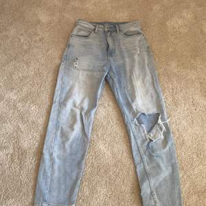 Lindex jeans med hål på 