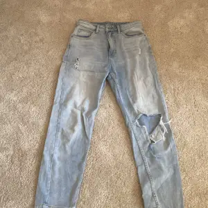 Lindex jeans med hål på 