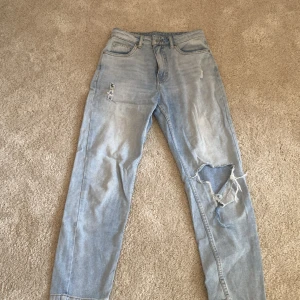  Lindex Jeans med hål på  - Lindex jeans med hål på 