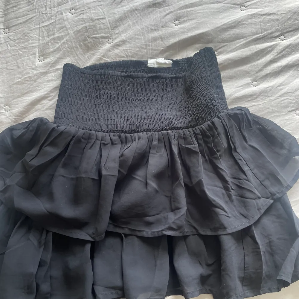 Volang kjol i från Kappahl i storlek 146-152 men passar mig som är 170 cm. Priset går att diskutera vid snabb affär . Kjolar.