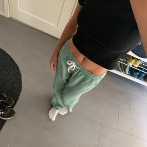 Gröna linnebyxor 💕 - Ljusgröna/blågröna linnebyxor i storlek S💕 Jättesnygg modell, dock ganska nopprig då dom är väl andvända som syns på bilderna 🩷 Jag är 163/164 och dom är perfekt längd för mig då dom är uppsydda. (Kan sprätta upp vid behov och göra dom 2 cm längre) 