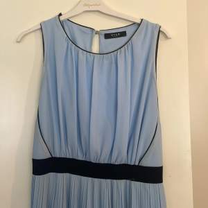 Ljus blå klänning med designad bälte