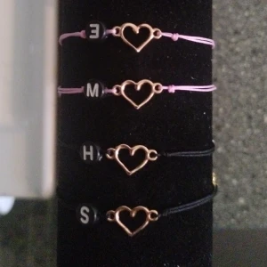 Armband  - Nästan bokstäver finns, finns även i olika färgers bokstäver + flera  bokstäver kan läggas till. Kan vara svårt eller rosa. Hemmagjord så det kan finnas små misstag