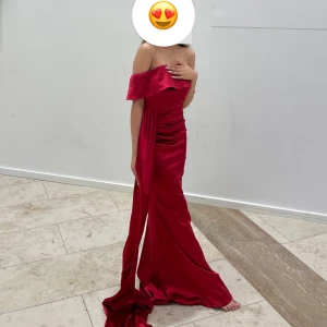 Röd fest klänning 👗😍 - Hej, säljer min fest klänning jag har använt en gång och säljer den pågrund av att den är för lång på mig jag är 1,58 så den är ganska lång, jag köpte den ifrån en arabisk butik nära Malmö för 1500kr! Och tänker sälja den för 1000kr går att diskutera