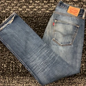 Levis 501 jeans  - Är som helt ny bra kvalite är knappt använt Höftomkrets: 100cm midjemått 84cm