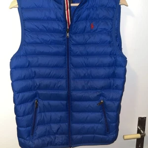 Polo Ralph Lauren väst  - Säljer nu en fet Ralph Lauren väst. Inga defekter överhuvud taget. Väldigt fräsch och snygg. Storleken är i barnstorlek. Så XL i barnstorlek. Hör av er vid frågor👍
