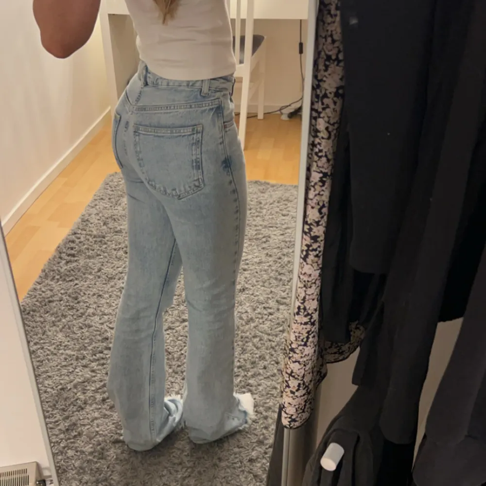 Fina ljusblåa jeans! strl 34, från Gina Tricot. Fint skick😇(jag är 167 cm). Jeans & Byxor.