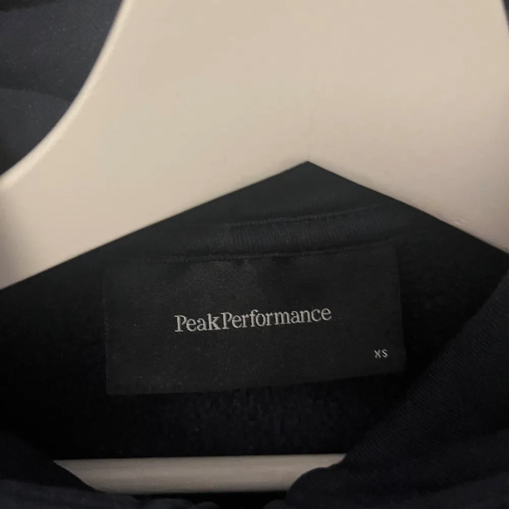 Säljer min mörkblåa peak performance zip up 💓fint skick. Hoodies.