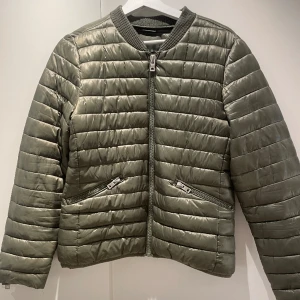 Grön vårjacka  - Söt jacka som passar perfekt till våren!🌸😍 Köpte för ett tag sen på second hand men den har tyvärr inte kommit till användning 💖