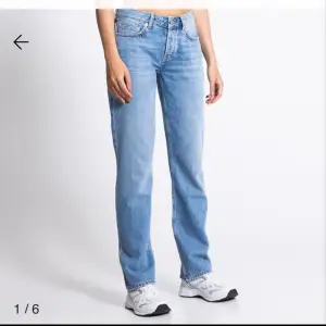 Säljer ett par jättefina low waisted jeans, inga defekter förekommer❤️ Jag är 168😇