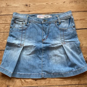 Jeanskjol - Söt jeanskjol, midja ca 77cm, längd ca 38cm.