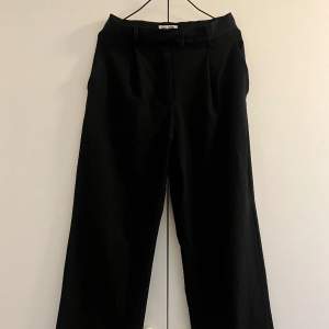 Djerf Avenue kostymbyxor ”favorite pants” svart i storlek XS, passar även S! Superfina och i mycket sparsamt skick. 