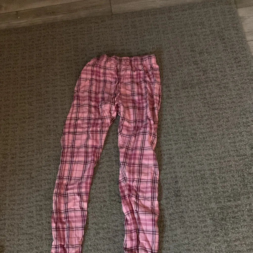 Nästan nya pyjamasbyxor som är för korta för mig, i jätte bra skick🥰(köparen står för frakten). Jeans & Byxor.