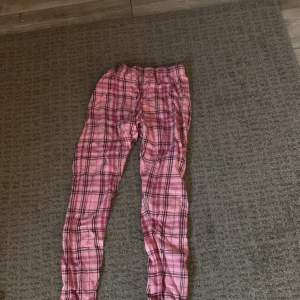 Nästan nya pyjamasbyxor som är för korta för mig, i jätte bra skick🥰(köparen står för frakten)
