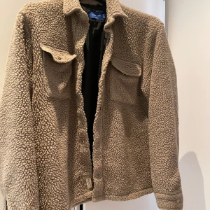 Jack and Jones jacka - Säljer denna snygga jacka från Jack and Jones. Använd sparsamt oCh är som nu! Tveka inte att på att skriva vid frågor eller intresse💕