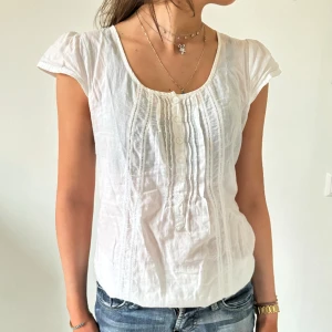Vit blus/topp🤍 - Superfin vit topp, köpt seconhand men inte kommit till någon användning!🤍🐚Storlek S. Köp direkt via köp nu knappen<3