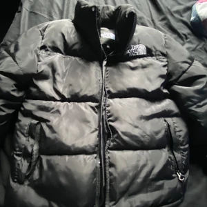The north face jacka  - Den är bra skick inga hål vad jag kan se 