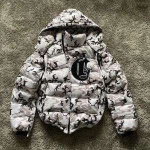 Corviedae white camo - XL, aldrig använd, säljs ej längre, priset går att diskuteras. Jackan kan bli till en väst om man tar av armar, luvan går även att ta av.