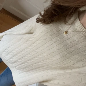 Brandy Melville tröja  - Brandy Melville tröja i storlek one size men skulle säga att den passar s-m🫶🏻 ganska bra skick, inga tydliga defekter men använd ganska mycket.  