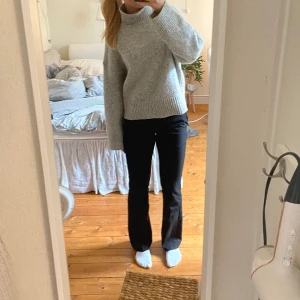 Mysig grå tröja - Jättefin grå stickad tröja som är så varm och skön🥰🥰