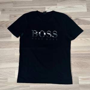 Hugo Boss T-shirt i storlek M, svart