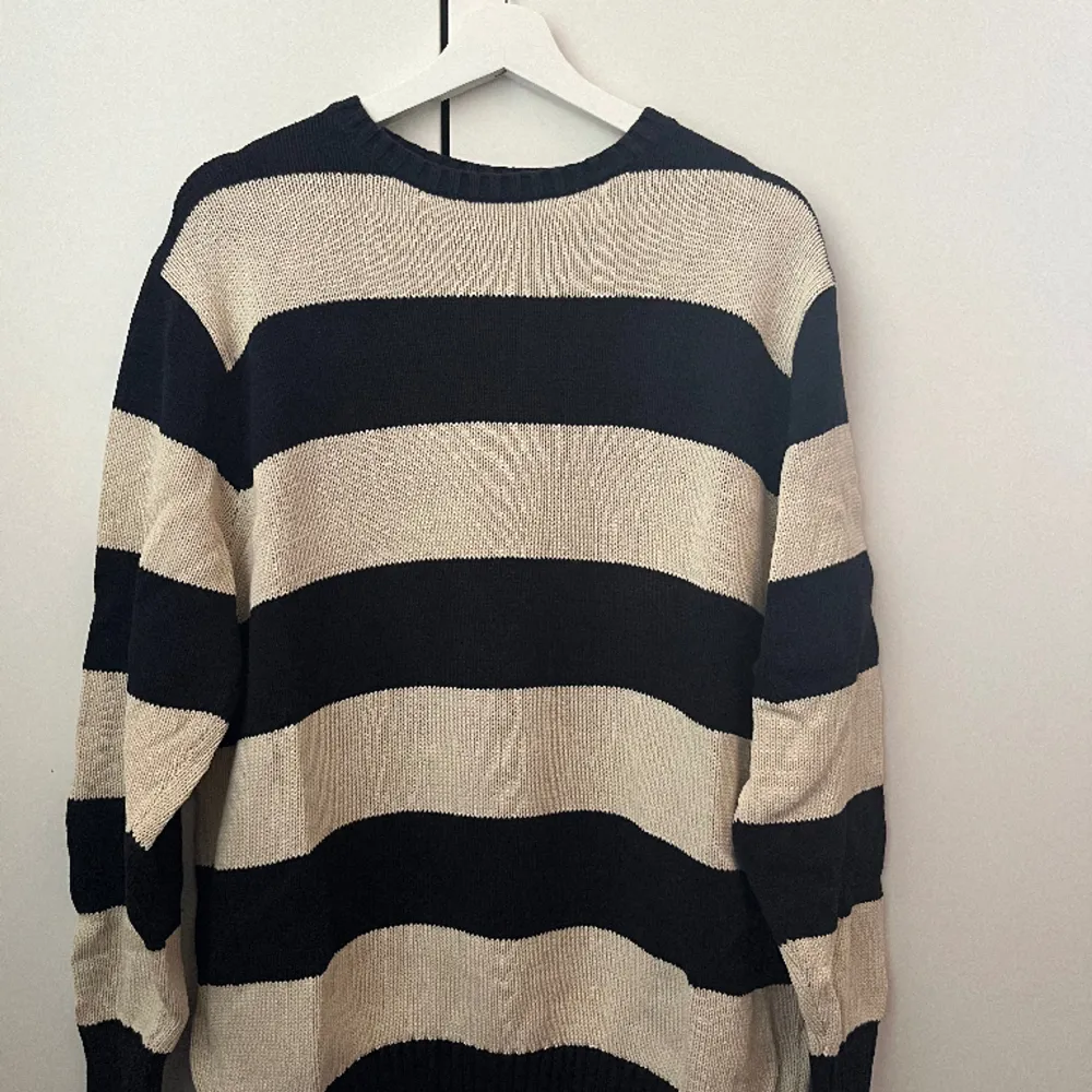 En oversized stickad tröja från Brandy Melville. Har bara använts 1-2 gånger och är i väldigt bra skick!. Tröjor & Koftor.