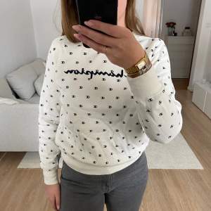 Vit mönstrad sweatshirt från champion, liten i storleken, mer som en M 