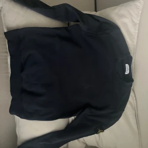 Stone Island tröja  - Storlek L men passar även M, väldigt fint skick använd sparsamt köpt för 2500 svenska i Köpenhamn. Priset kan diskuteras 