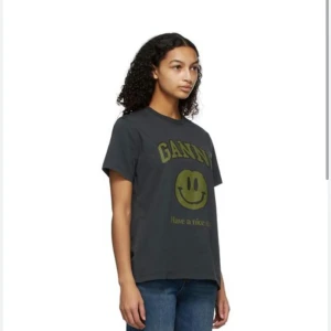 T- shirt från GANNI - Slutsålda ganni t-shirten. Fint skick. 