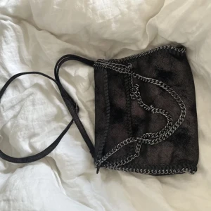 Stella McCartney väska - Säljer fin Stella McCartney liknande väska! Vet inte vart den är ifrån eftersom fick den av en kompis men har inget tecken av användning❤️