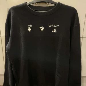 Off White sweatshirt - Säljer denna då den ej kommer till använding Skick - 7/10