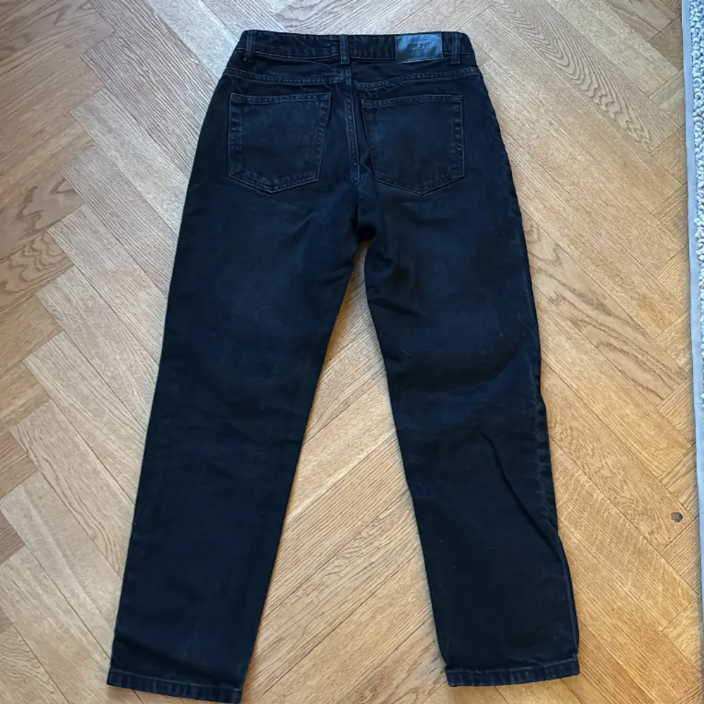 Säljer ett par svarta Grunt jeans för att de är för små. Använda en gång. Nypris 650kr Jag säljer de för 75 Storlek 27. Jeans & Byxor.