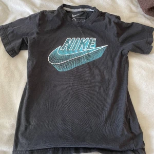 Nike tshirt - En cool tshirt från Nike med tryck på. Köparen står för frakt och pris kan diskuteras❣️barn tröja men passar som s/m på ungdom.