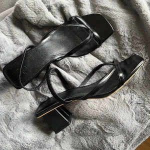 Klackskor  - Så söta klackar perfekta till sommaren. Använda en gång så dom är i väldigt bra skick!!