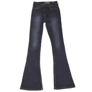 fina y2k jeans i bra skick. Står stl 38 men är ganska långa och lite mindre upptill  Midjemått: 33x2 cm, innerbenslängd: 84 cm.
