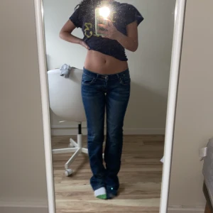 Low Rise jeans - Ett par väldigt fina Low Rise jeans💖 som är bootcut i en mörkblå färg och sitter väldigt fint på💕 har snygga detaljer i bakfickan säljer pga av att de inte används mer 😊om ni har några frågor är det bara att skriva💓