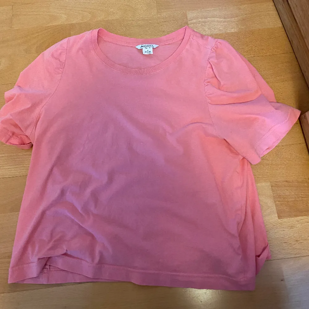 Söt rosa t-shirt i storlek S från Monki med små ”puffärmar”🌸  Fint skick, endast använd ett fåtal gånger.💓 skriv vid frågor eller funderingar!. T-shirts.