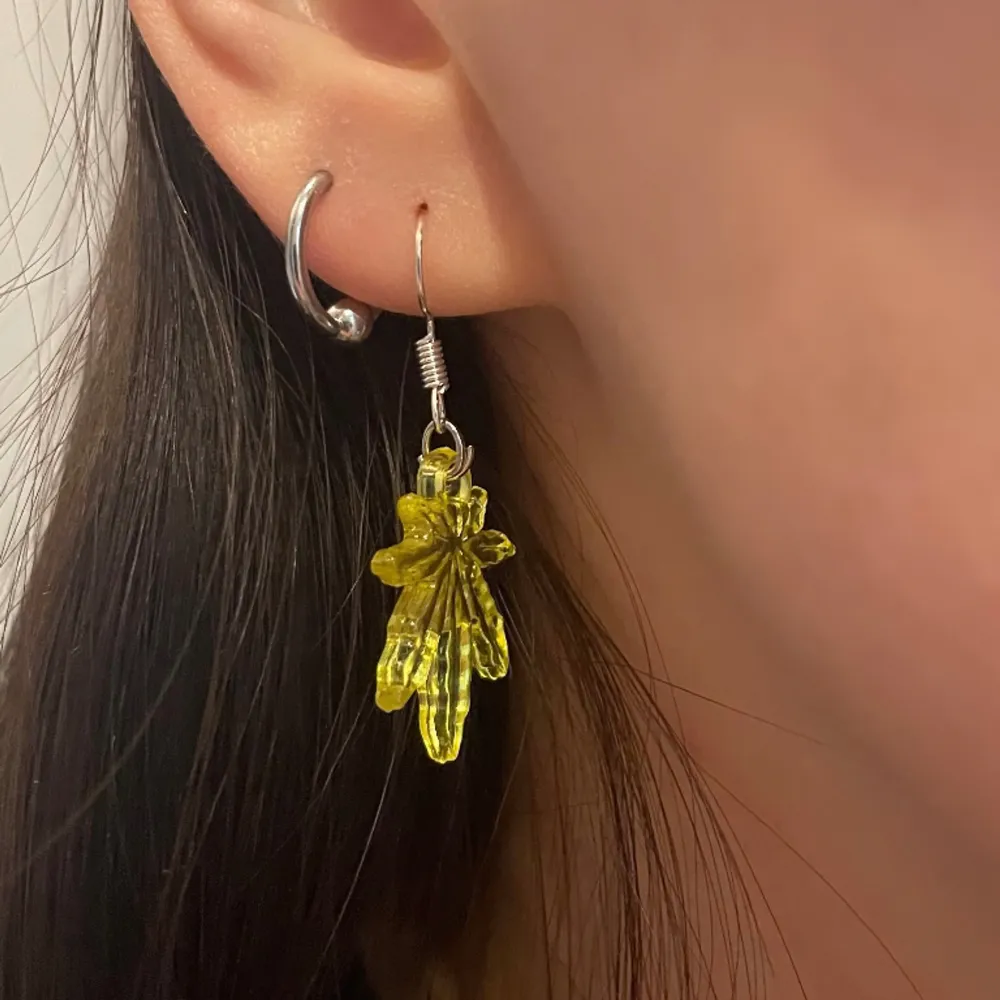 Semi-transparenta örhängen, formade som cannabis löv ❀ Använd gärna ”köp nu” ❀ Hör av dig vid köp av flera smycken, så skapar jag en personlig annons för din beställning ❀. Accessoarer.