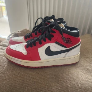 Jordan  - Säljer mina röda Jordans i storlek 37,5. Är använda men fint skick. 