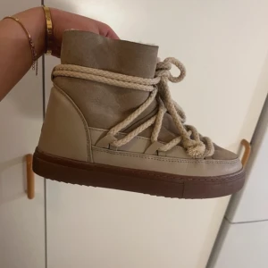 Inuikkis  - Säljer mina så fina ljus begiea inuikkis då de är lite för små och ej kan skicka tillbaks. Köpt för någon månad sen och andvänt max 5 gånger och är i super fint skick! Nypris 3000💓💓 Kan gå ner i pris vid snabb affär!