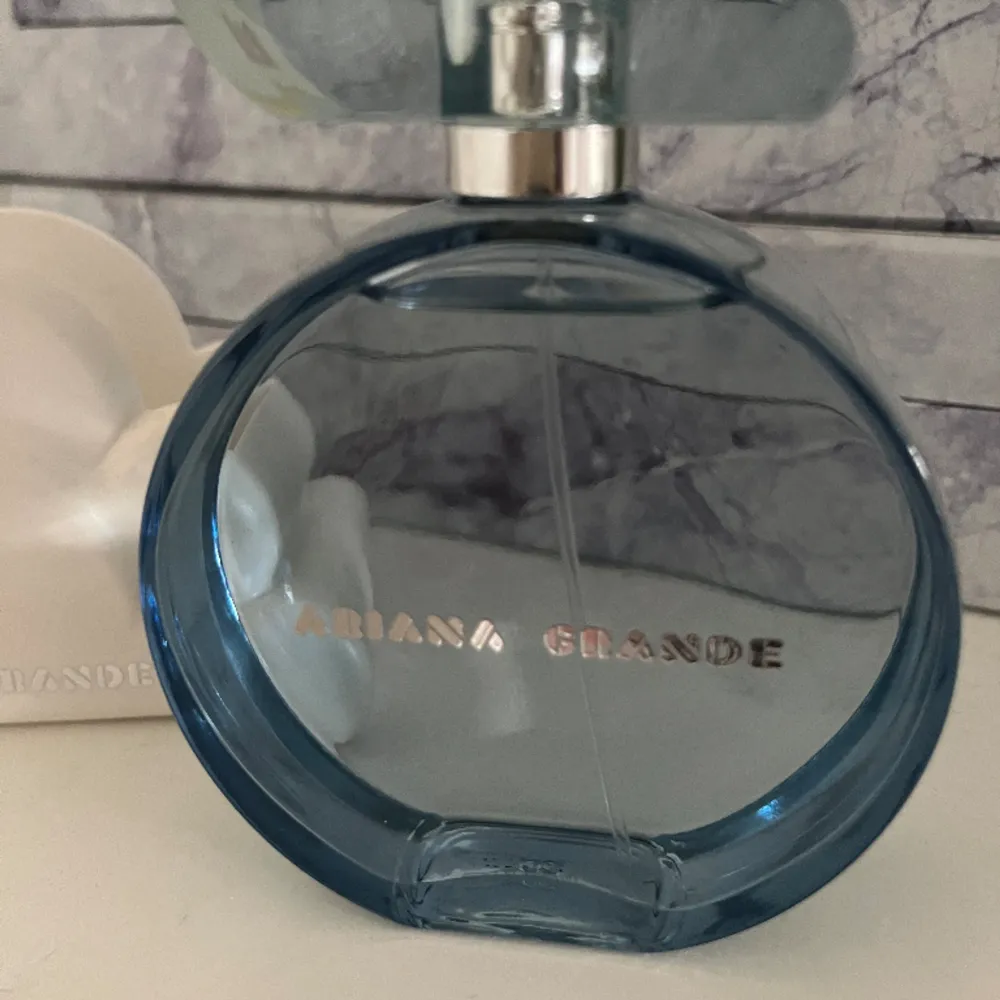 Säljer min Ariana Grande Cloud parfym pga att jag aldrig använder den. Det är 100ml. Köpt för 575kr.. Övrigt.