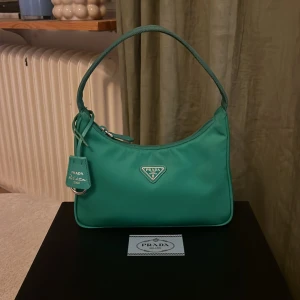 Prada re-edition 2000 - En limited edition färg på prata re-edition 2000 väskan i färgen grön. Väskan säljs ( i andra säger ) säljs just nu för 11.500kr och jag säljer för 7000kr. Medföljer box, dustbag och påsen om så önskar. Kan frakta men finns i nacka att hämta.