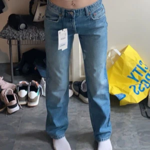 Zara jeans - Säljer mina superfina jeans ifrån zara då jag inte använder dom längre. Dom är i bra skick och nypris ligger på 359kr.